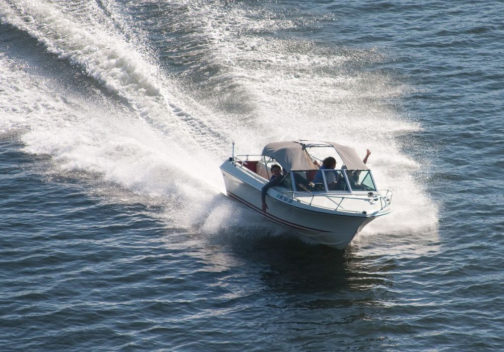 bateau à moteur d'occasion